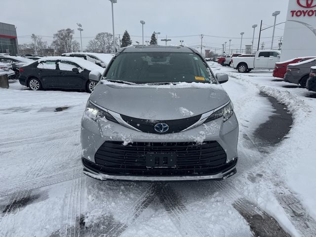 2024 Toyota Sienna LE