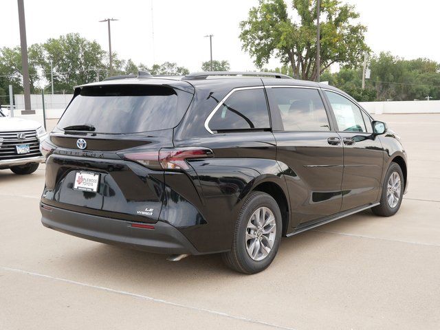 2024 Toyota Sienna LE