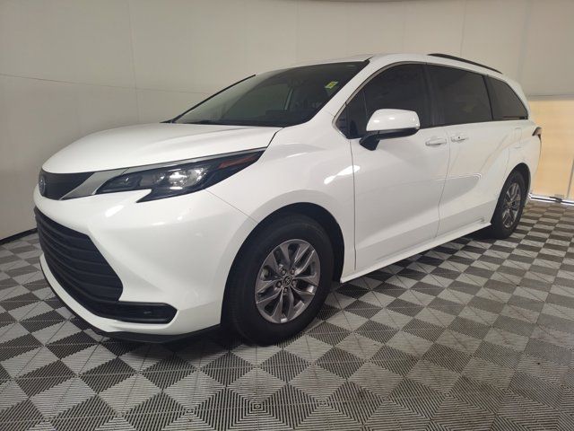 2024 Toyota Sienna LE