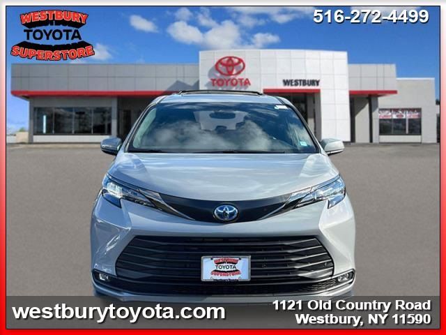 2024 Toyota Sienna LE