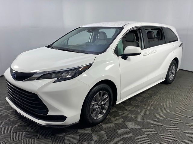 2024 Toyota Sienna LE