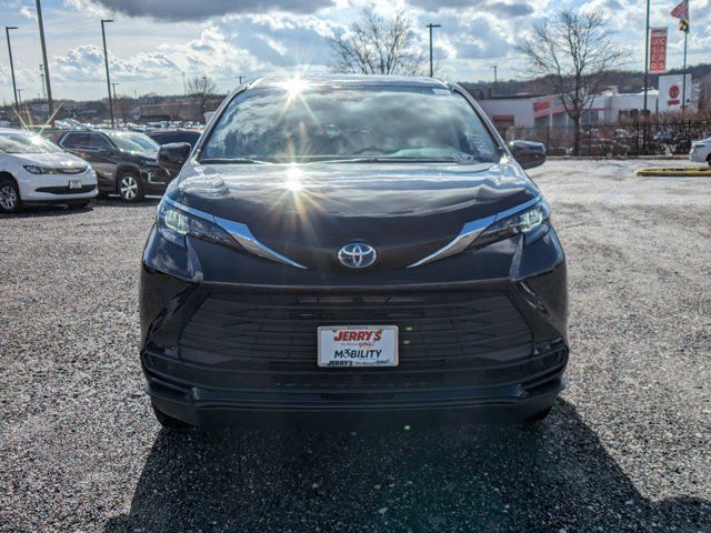 2024 Toyota Sienna LE