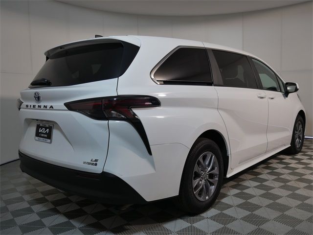 2024 Toyota Sienna LE