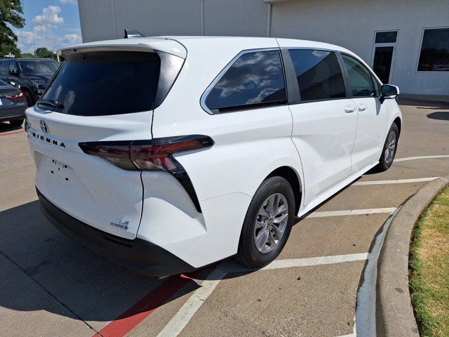 2024 Toyota Sienna LE