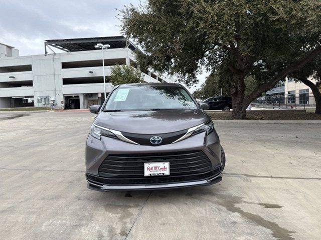 2024 Toyota Sienna LE