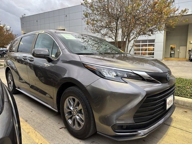 2024 Toyota Sienna LE