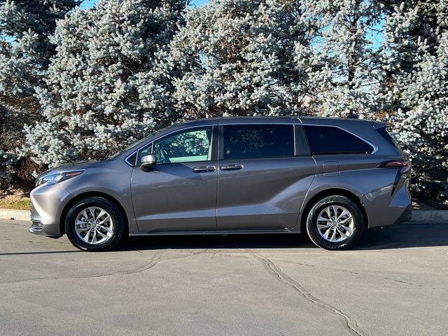 2024 Toyota Sienna LE