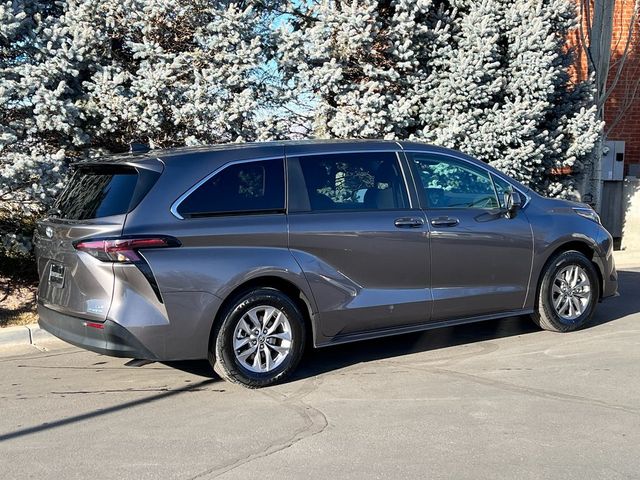 2024 Toyota Sienna LE