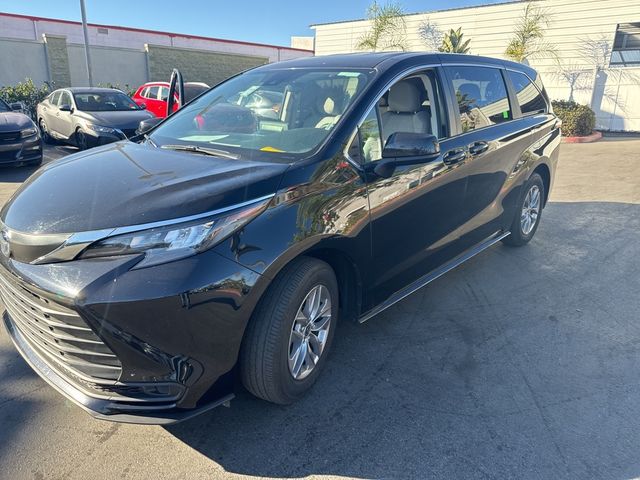 2024 Toyota Sienna LE