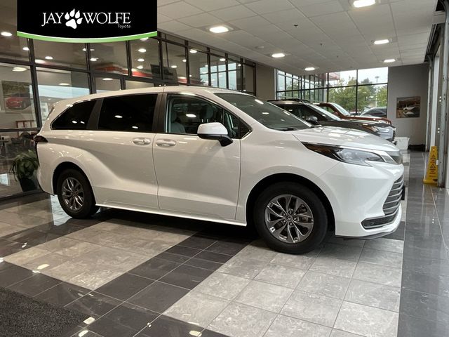 2024 Toyota Sienna LE