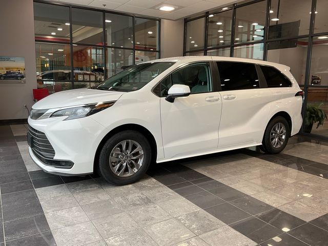 2024 Toyota Sienna LE