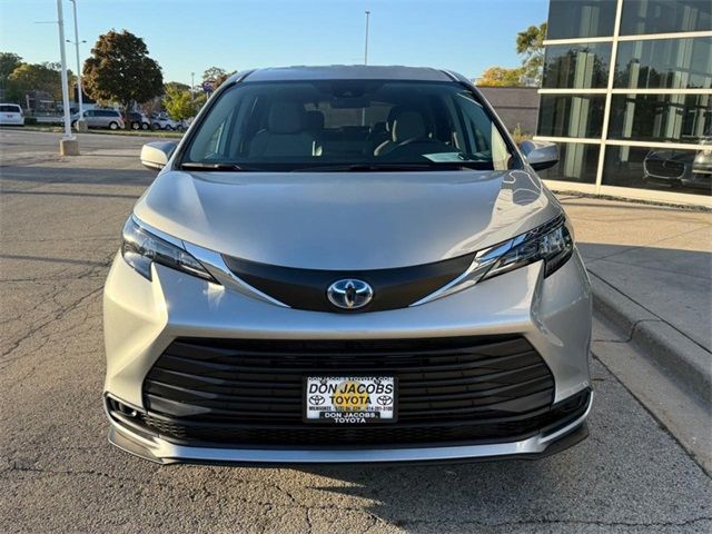 2024 Toyota Sienna LE