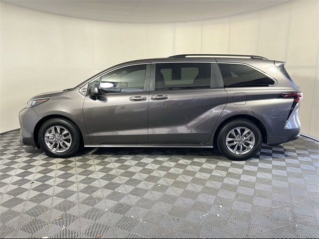 2024 Toyota Sienna LE