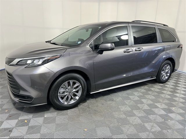 2024 Toyota Sienna LE