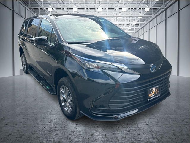 2024 Toyota Sienna LE