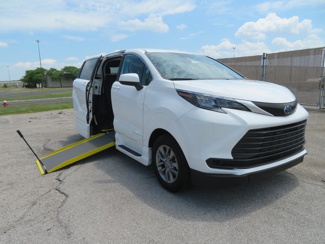 2024 Toyota Sienna LE