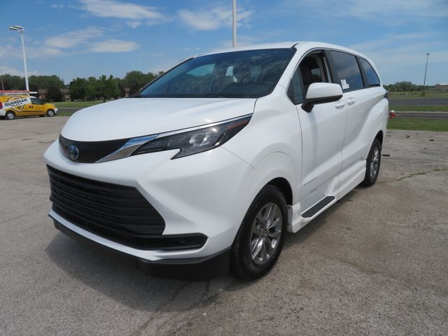 2024 Toyota Sienna LE