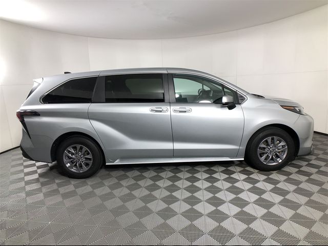 2024 Toyota Sienna LE