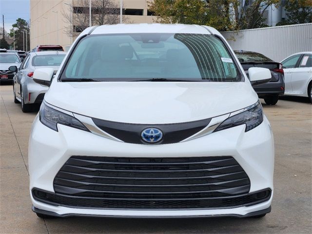 2024 Toyota Sienna LE