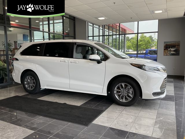 2024 Toyota Sienna LE