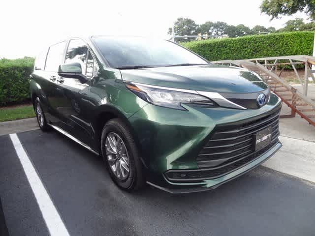 2024 Toyota Sienna LE