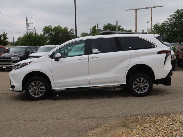 2024 Toyota Sienna LE