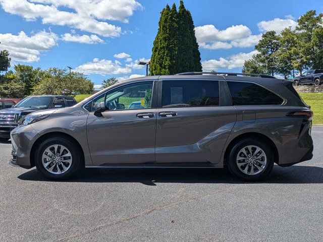 2024 Toyota Sienna LE