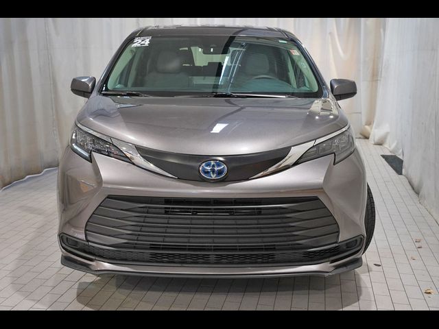 2024 Toyota Sienna LE