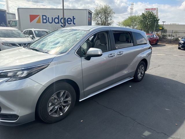 2024 Toyota Sienna LE