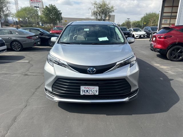 2024 Toyota Sienna LE