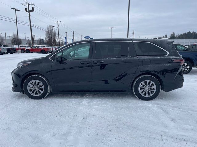 2024 Toyota Sienna LE