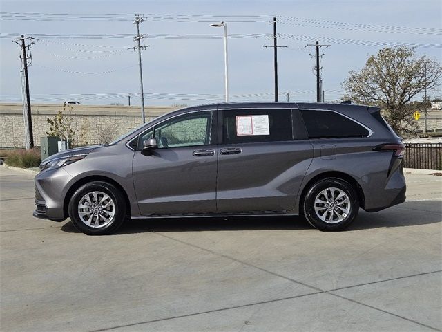 2024 Toyota Sienna LE