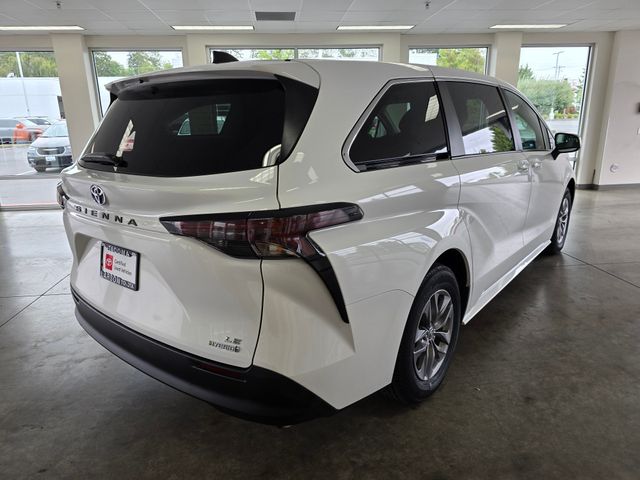 2024 Toyota Sienna LE