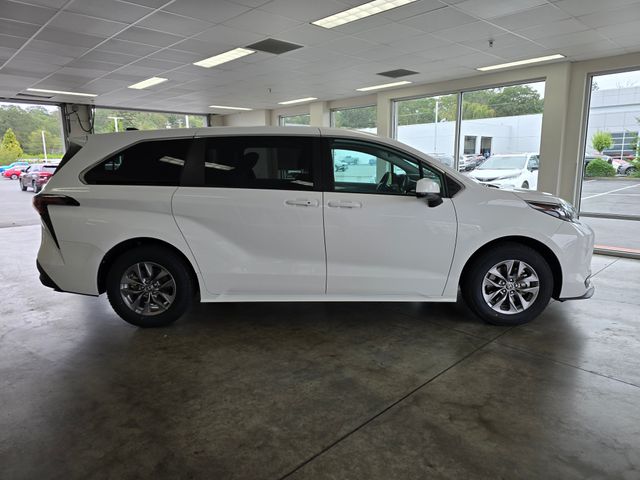 2024 Toyota Sienna LE