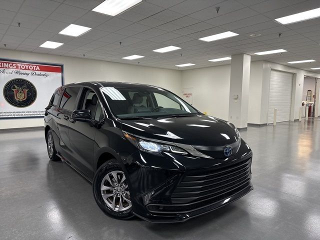 2024 Toyota Sienna LE