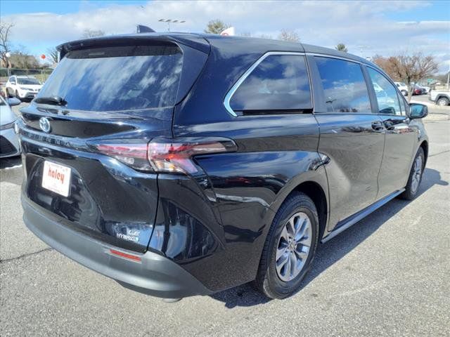 2024 Toyota Sienna LE