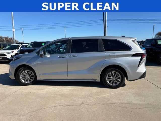 2024 Toyota Sienna LE