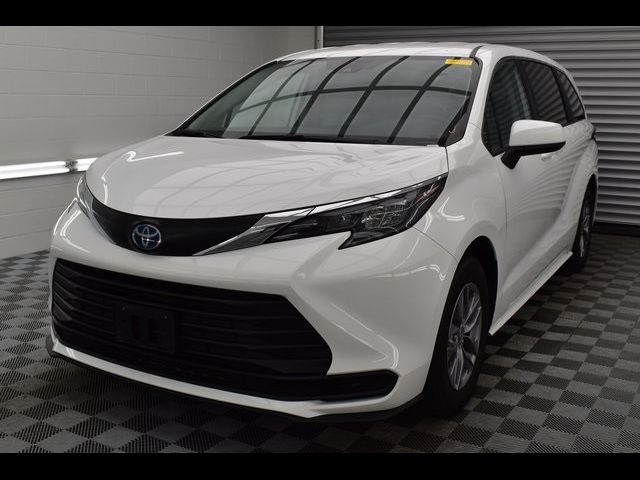 2024 Toyota Sienna LE