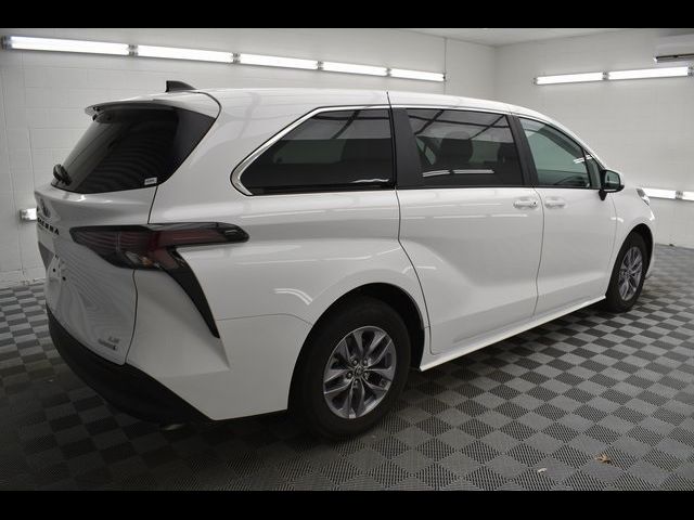 2024 Toyota Sienna LE