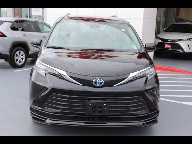 2024 Toyota Sienna LE