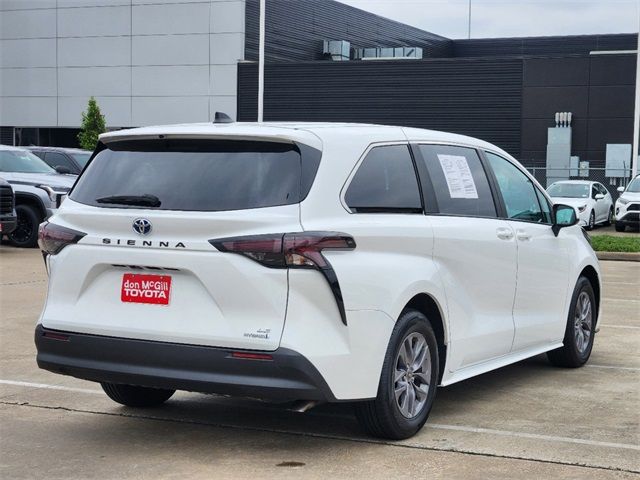 2024 Toyota Sienna LE