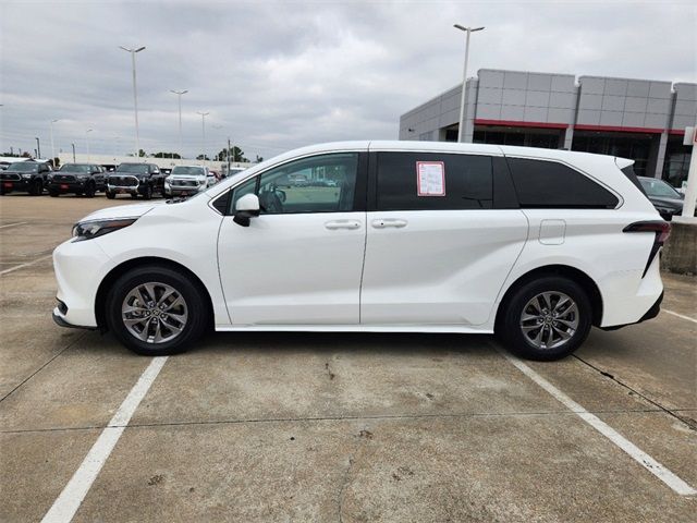 2024 Toyota Sienna LE