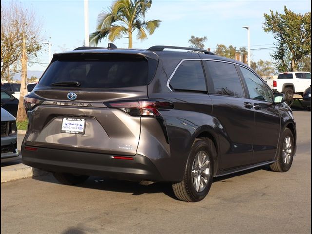 2024 Toyota Sienna LE