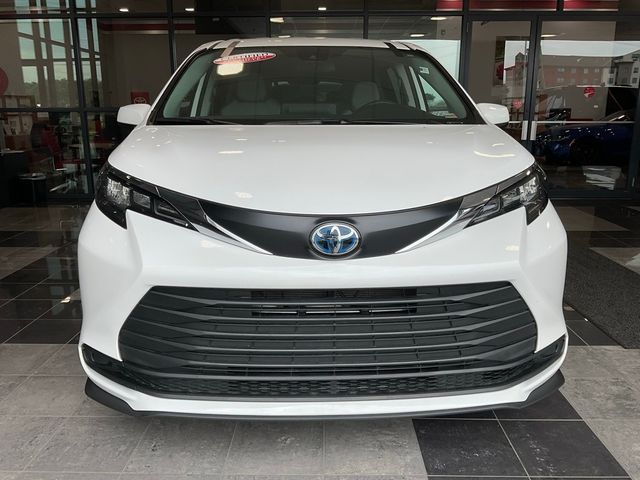 2024 Toyota Sienna LE