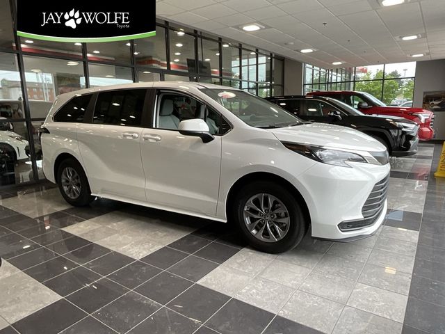 2024 Toyota Sienna LE