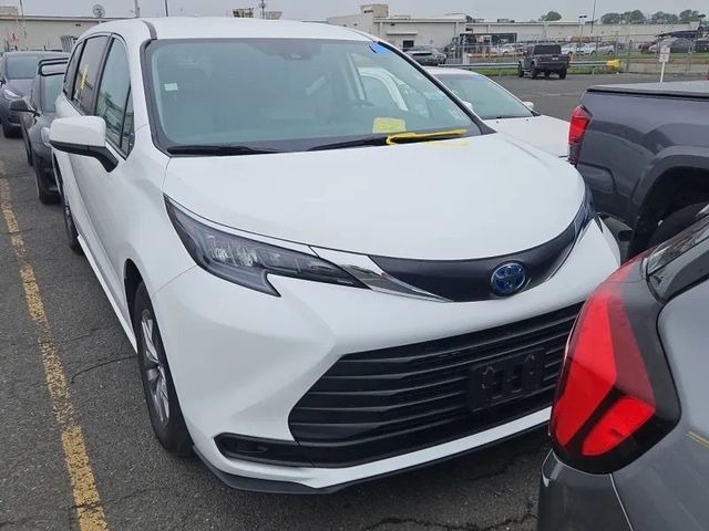 2024 Toyota Sienna LE