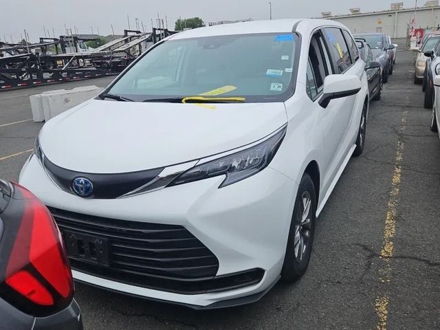 2024 Toyota Sienna LE
