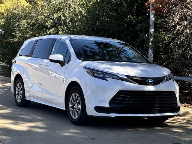 2024 Toyota Sienna LE