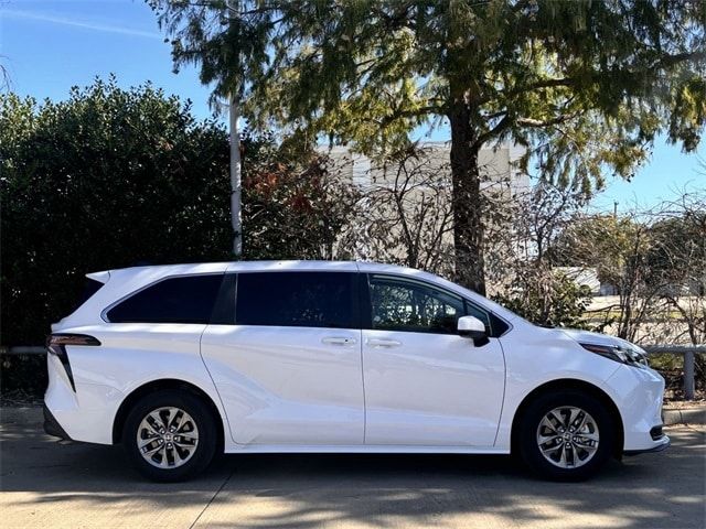 2024 Toyota Sienna LE