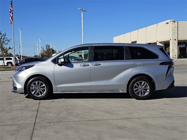 2024 Toyota Sienna LE